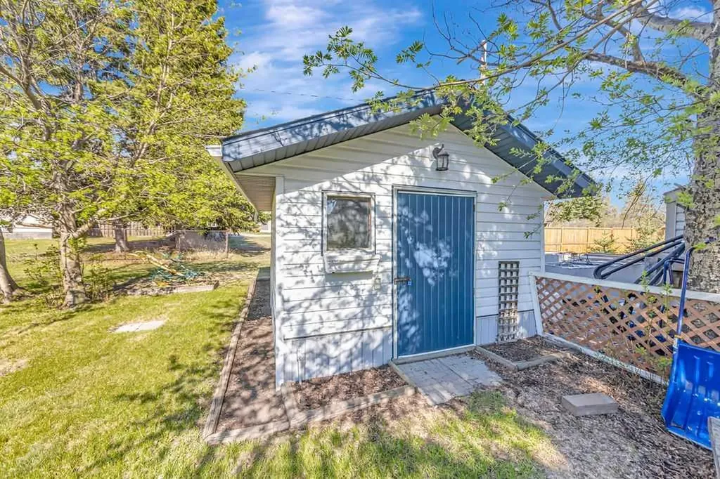 16 1st Street W Neilburg SK S0M 2C0