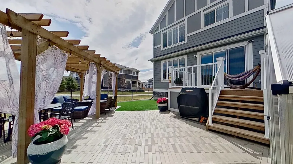 168 Magnolia Manor SE Calgary AB T3M 3J1