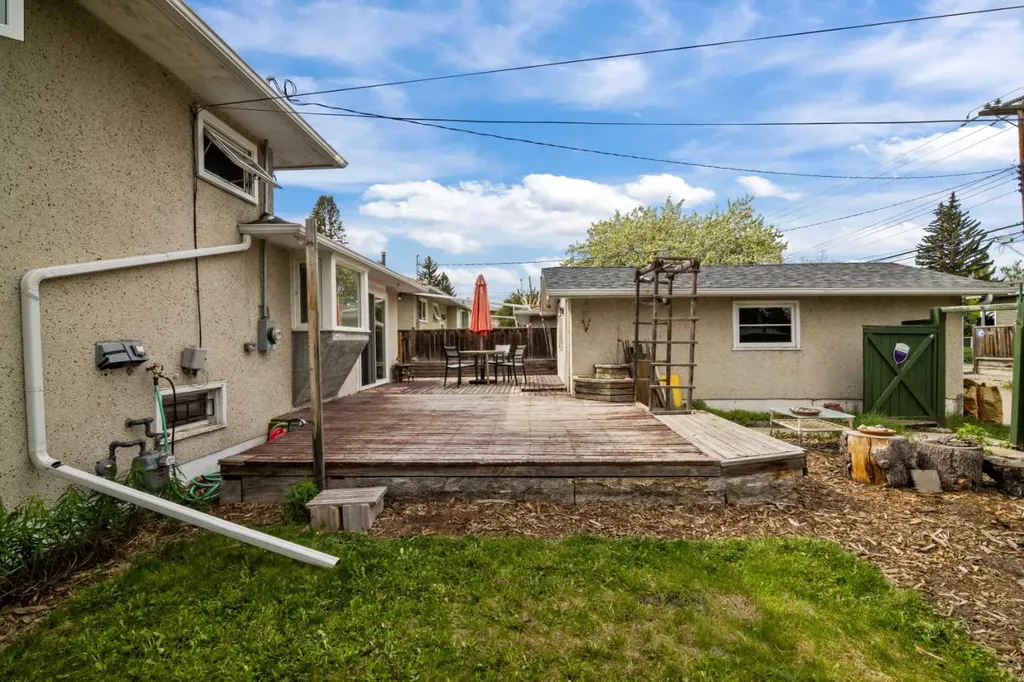 2716 Brecken Road NW Calgary AB T2L 1H3