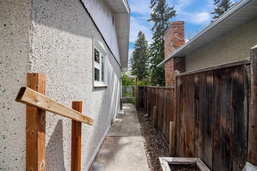 2716 Brecken Road NW Calgary AB T2L 1H3
