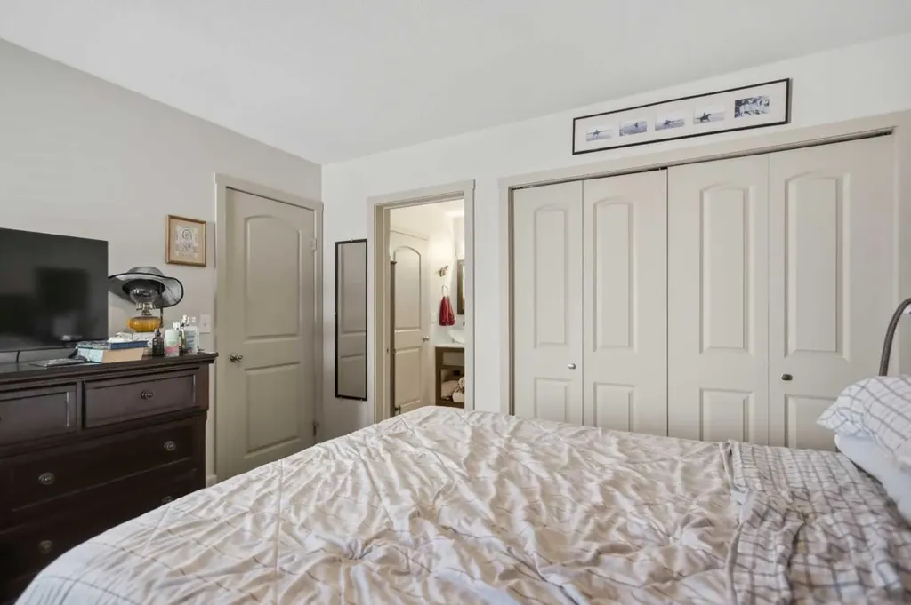 16 Peterson Way Sylvan Lake AB T4S 1W8