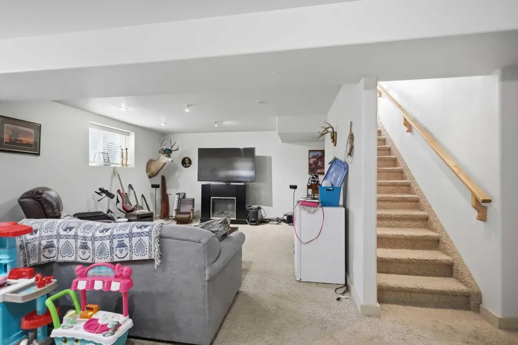 16 Peterson Way Sylvan Lake AB T4S 1W8