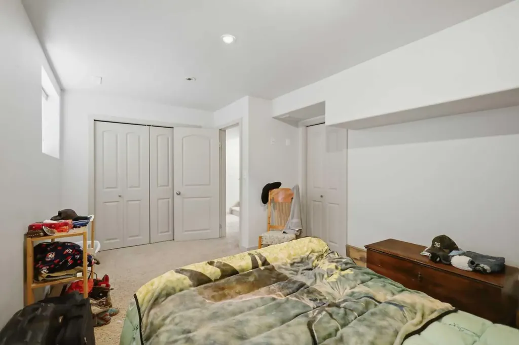16 Peterson Way Sylvan Lake AB T4S 1W8