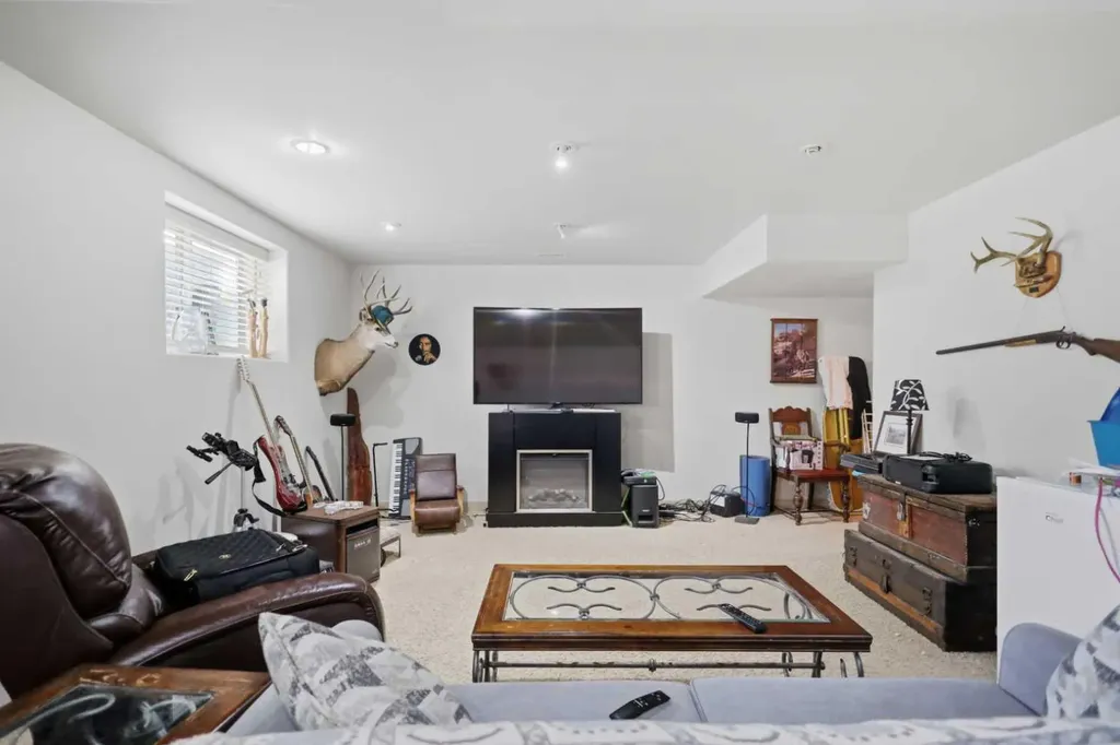 16 Peterson Way Sylvan Lake AB T4S 1W8
