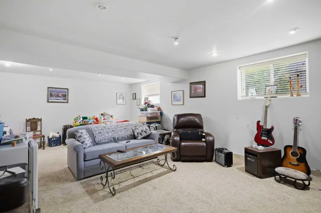 16 Peterson Way Sylvan Lake AB T4S 1W8