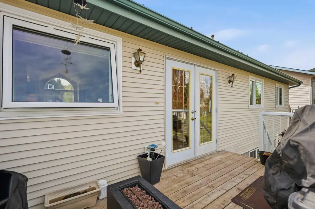 16 Peterson Way Sylvan Lake AB T4S 1W8