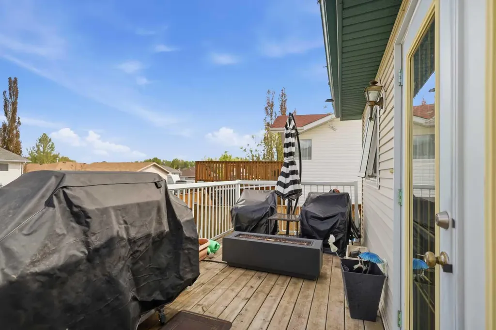 16 Peterson Way Sylvan Lake AB T4S 1W8