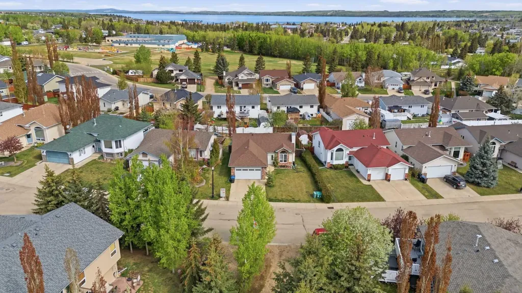 16 Peterson Way Sylvan Lake AB T4S 1W8