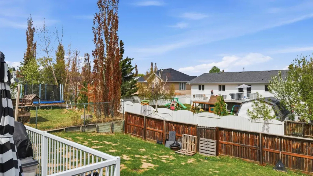 16 Peterson Way Sylvan Lake AB T4S 1W8
