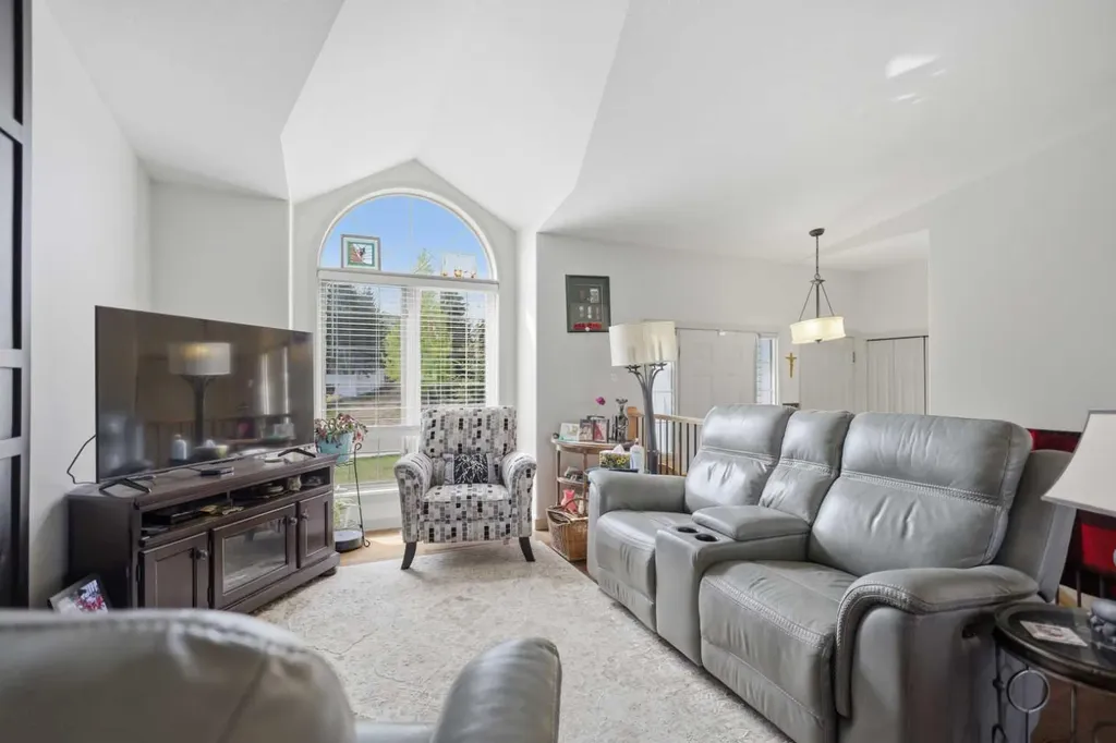 16 Peterson Way Sylvan Lake AB T4S 1W8
