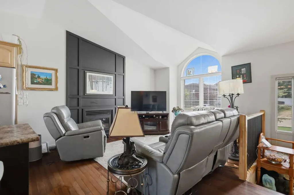 16 Peterson Way Sylvan Lake AB T4S 1W8