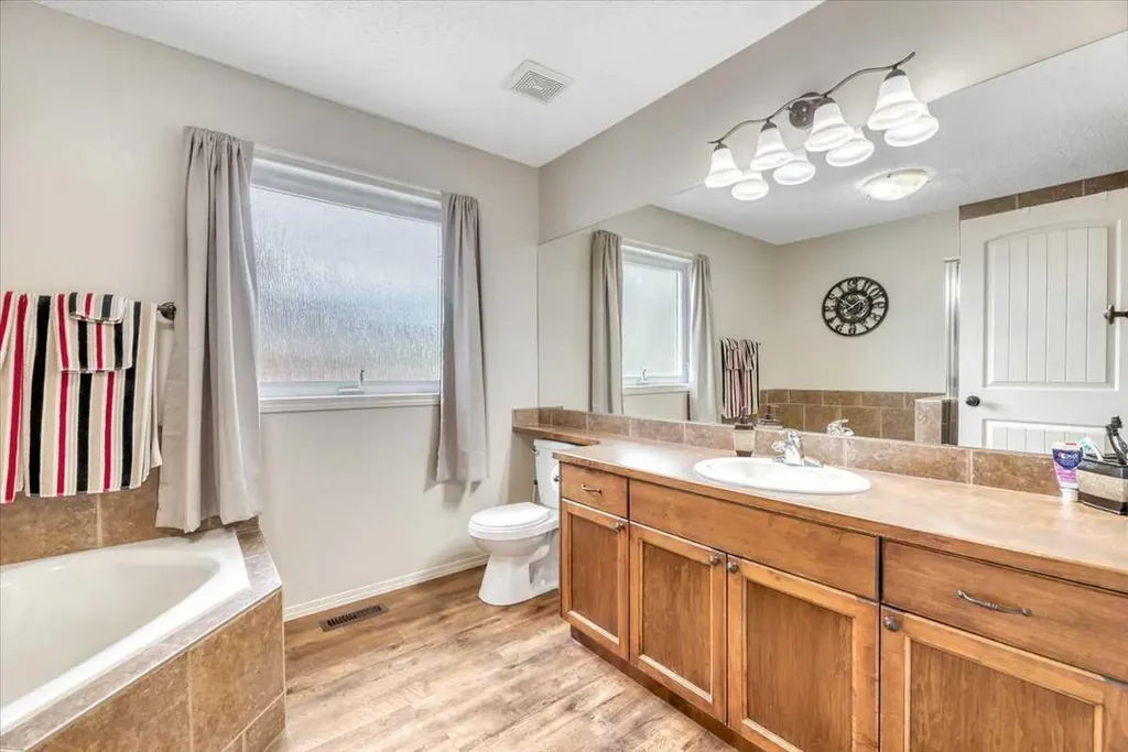 531 Country Meadows Way Diamond Valley AB T0L2A0