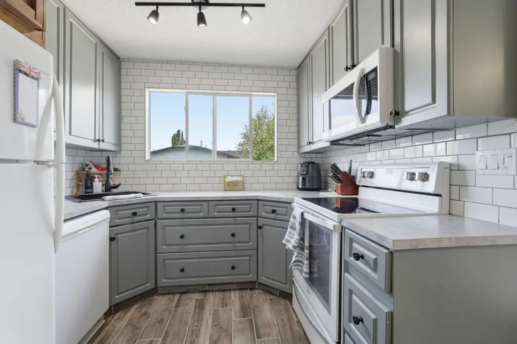 865 Queensland Drive SE Calgary AB T2J 5E4