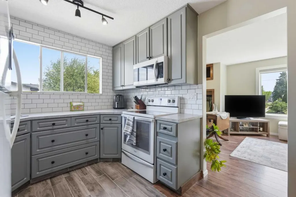 865 Queensland Drive SE Calgary AB T2J 5E4