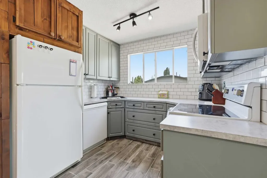 865 Queensland Drive SE Calgary AB T2J 5E4