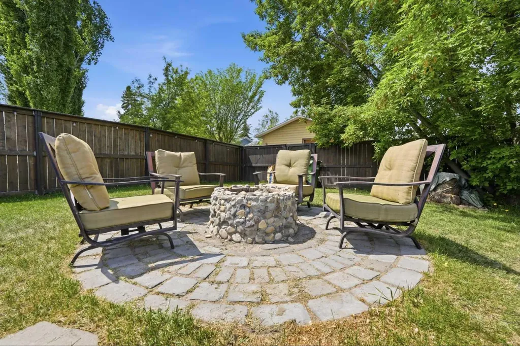 865 Queensland Drive SE Calgary AB T2J 5E4