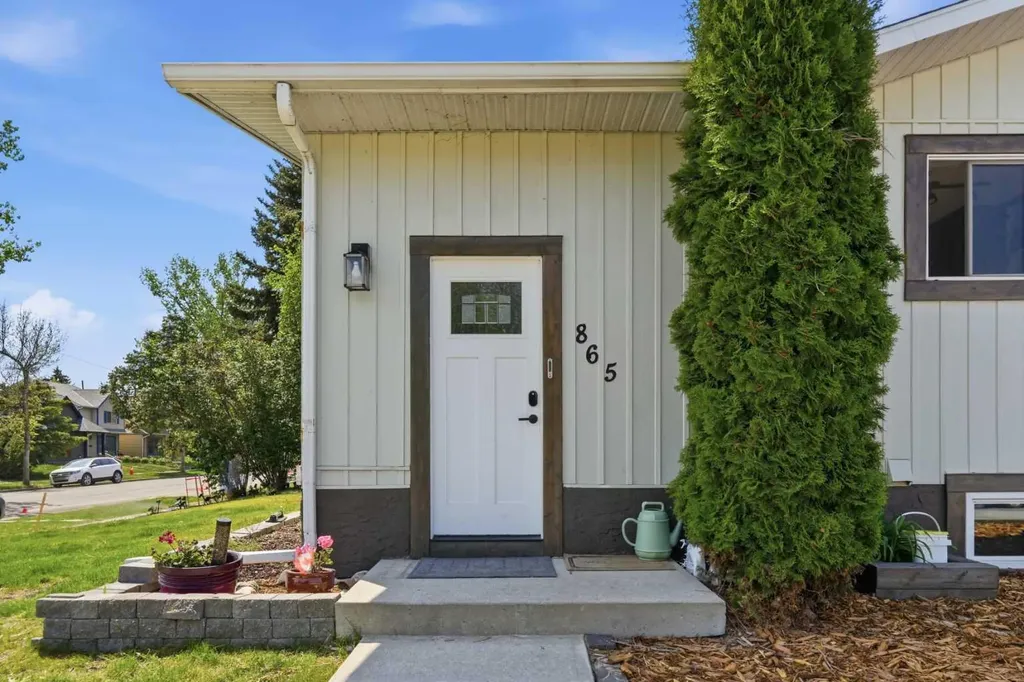 865 Queensland Drive SE Calgary AB T2J 5E4