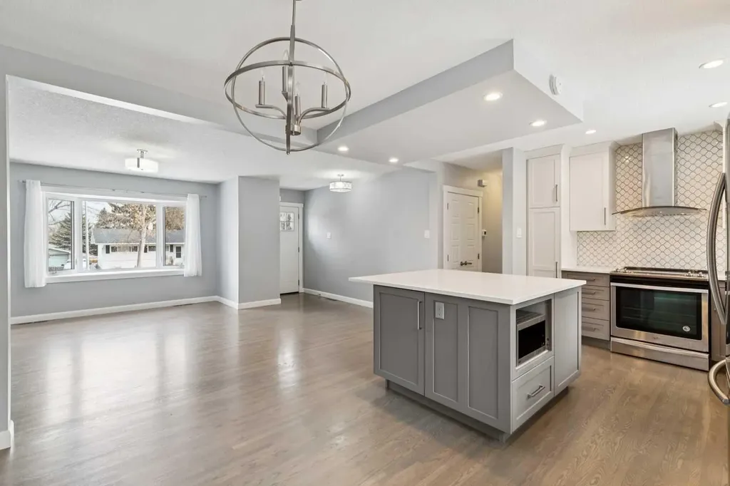 40 Henefer Road SW Calgary AB T2V 3B4