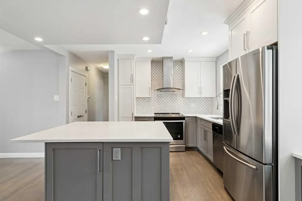 40 Henefer Road SW Calgary AB T2V 3B4