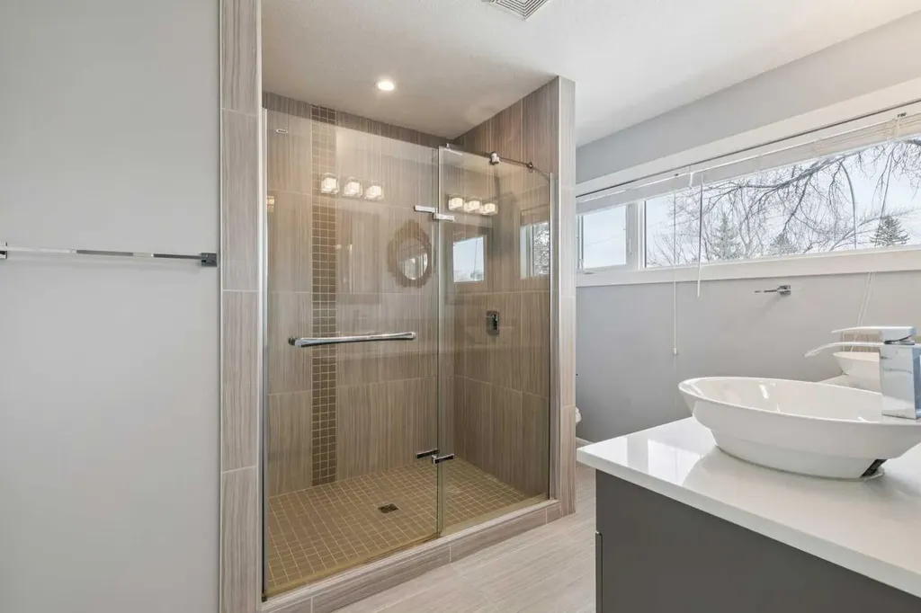 40 Henefer Road SW Calgary AB T2V 3B4