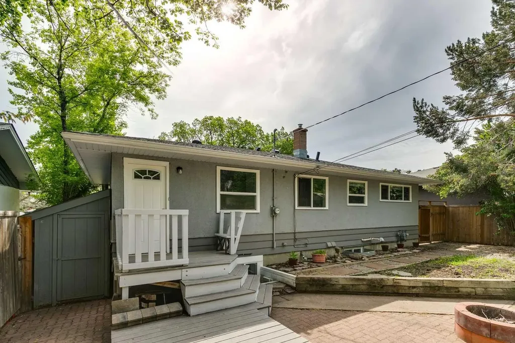 40 Henefer Road SW Calgary AB T2V 3B4