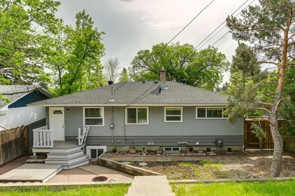 40 Henefer Road SW Calgary AB T2V 3B4