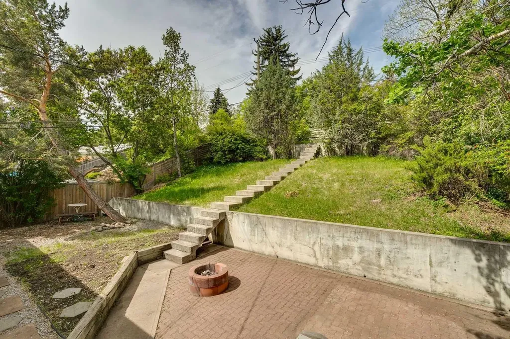 40 Henefer Road SW Calgary AB T2V 3B4