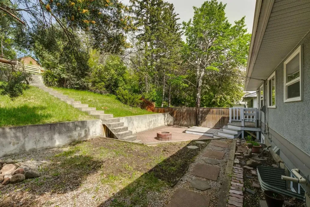 40 Henefer Road SW Calgary AB T2V 3B4