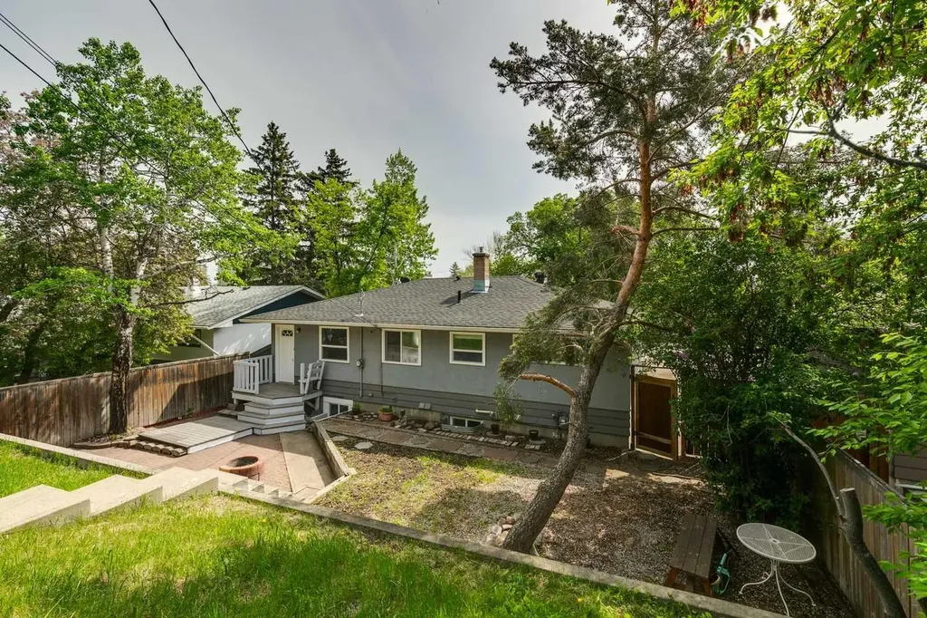 40 Henefer Road SW Calgary AB T2V 3B4