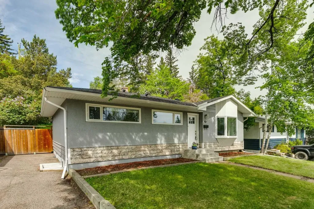 40 Henefer Road SW Calgary AB T2V 3B4