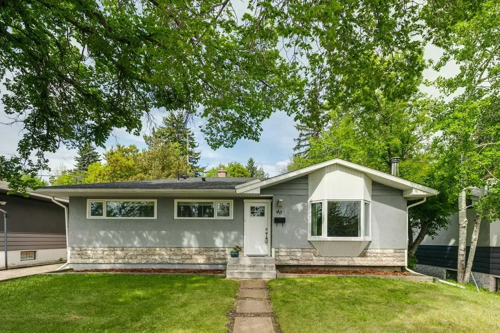 40 Henefer Road SW Calgary AB T2V 3B4