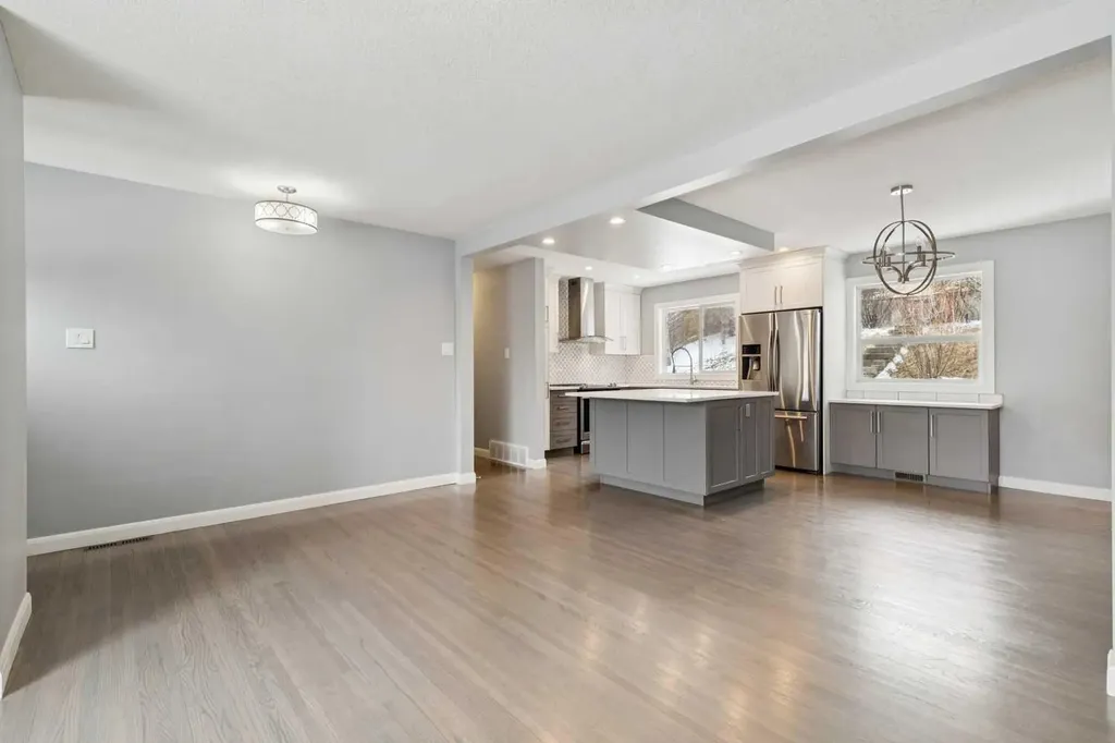40 Henefer Road SW Calgary AB T2V 3B4