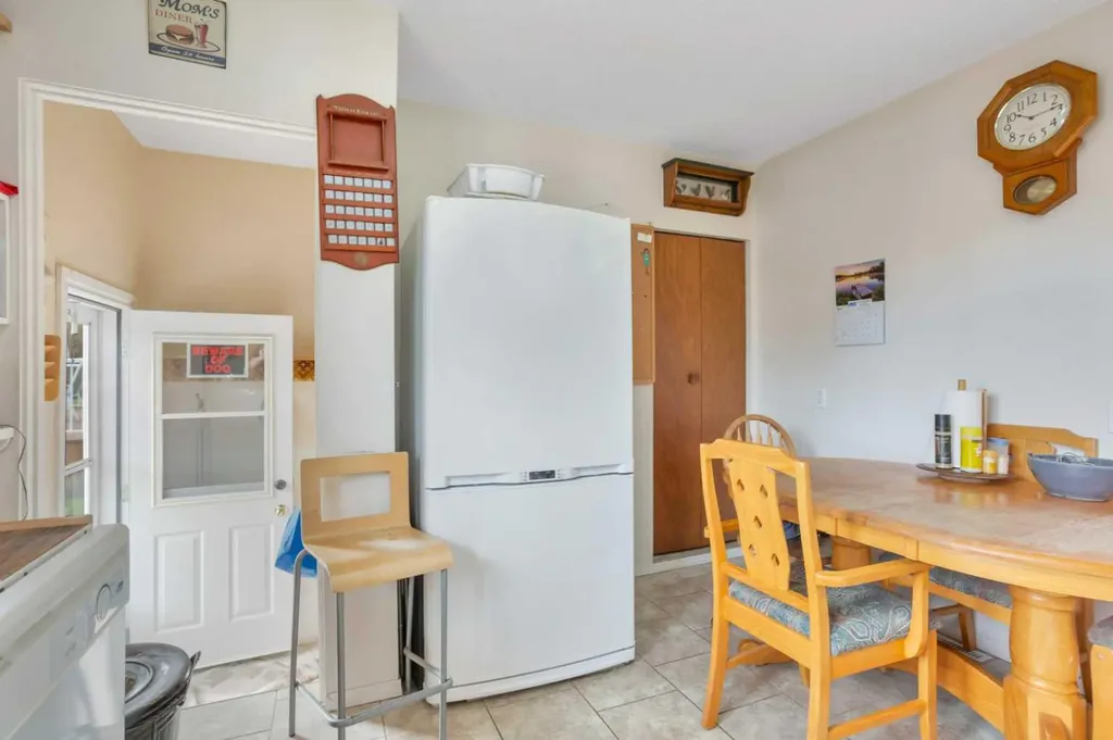 4727 48 Street Sylvan Lake AB T4S 1M9