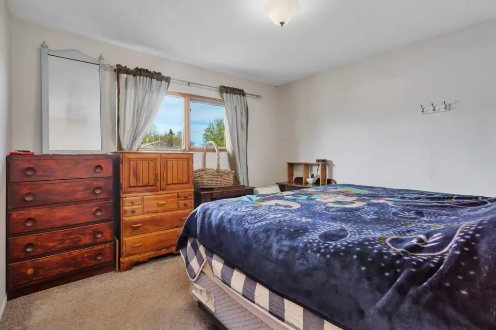 4727 48 Street Sylvan Lake AB T4S 1M9