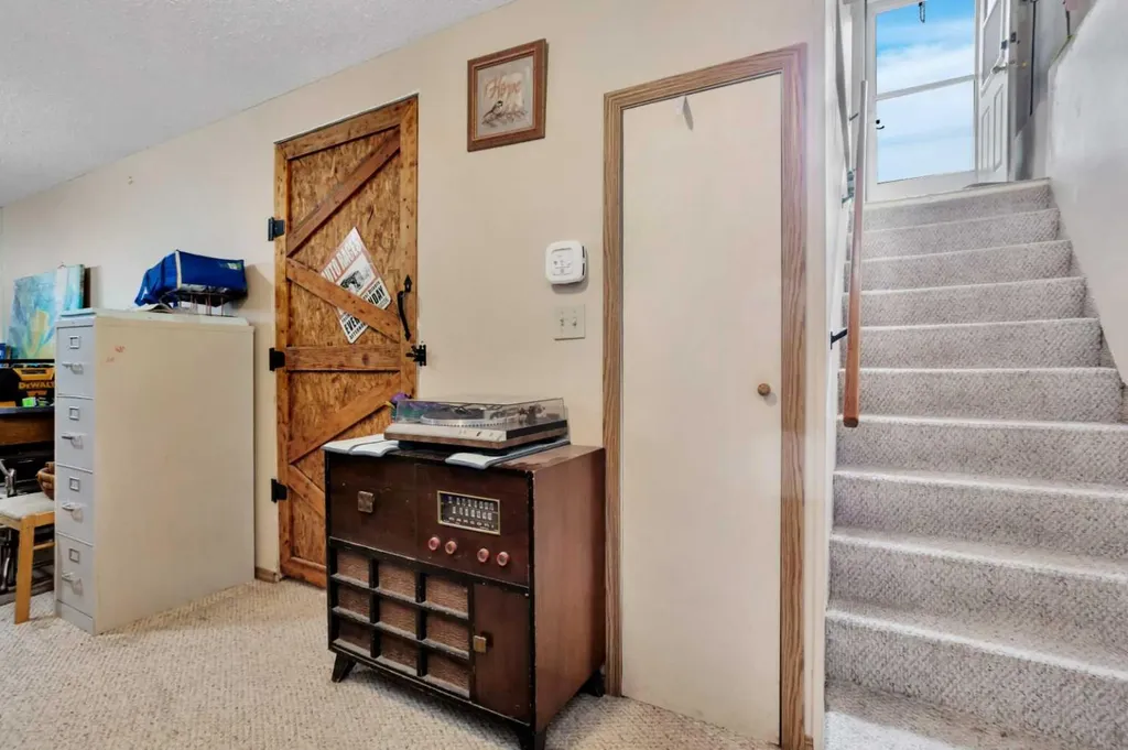 4727 48 Street Sylvan Lake AB T4S 1M9