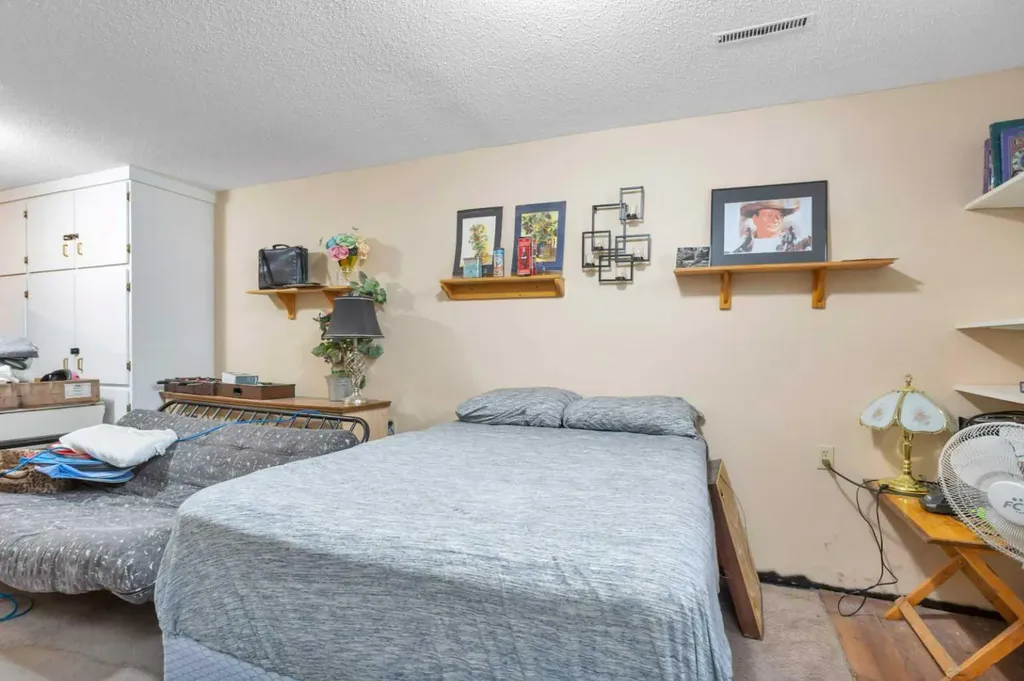 4727 48 Street Sylvan Lake AB T4S 1M9