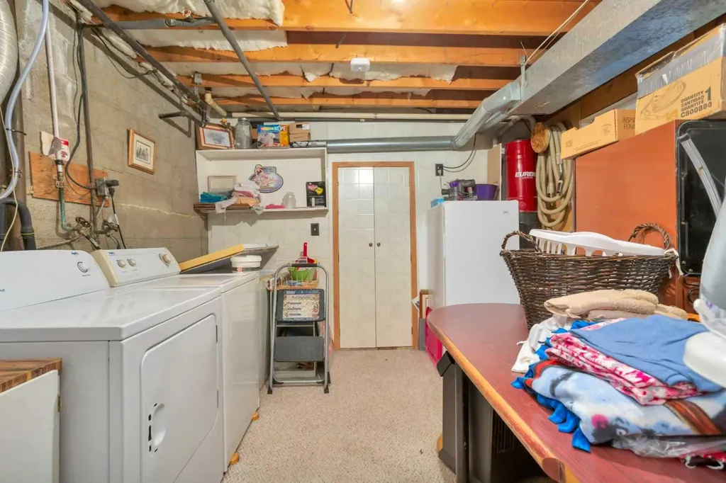 4727 48 Street Sylvan Lake AB T4S 1M9