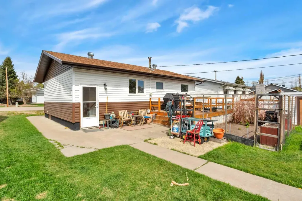 4727 48 Street Sylvan Lake AB T4S 1M9