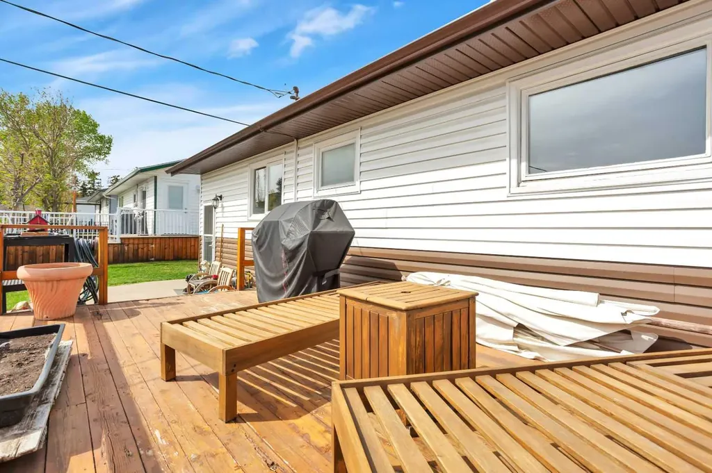 4727 48 Street Sylvan Lake AB T4S 1M9