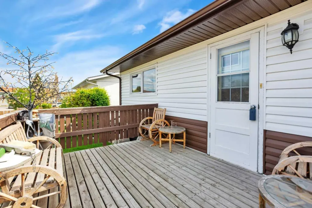 4727 48 Street Sylvan Lake AB T4S 1M9