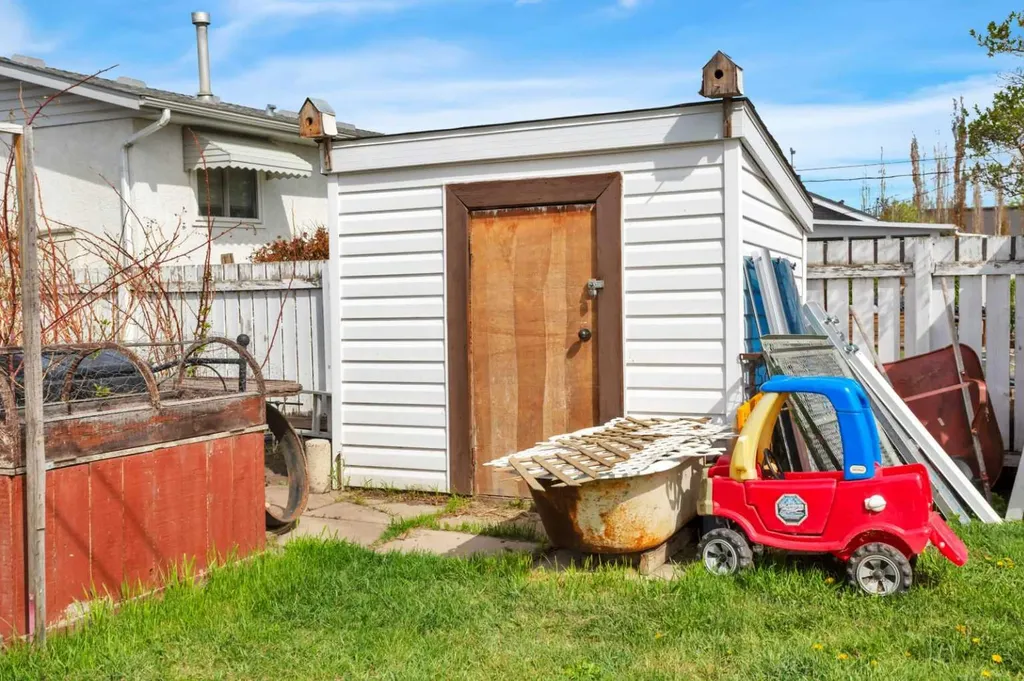 4727 48 Street Sylvan Lake AB T4S 1M9