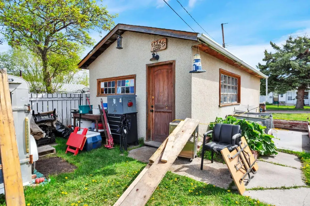 4727 48 Street Sylvan Lake AB T4S 1M9