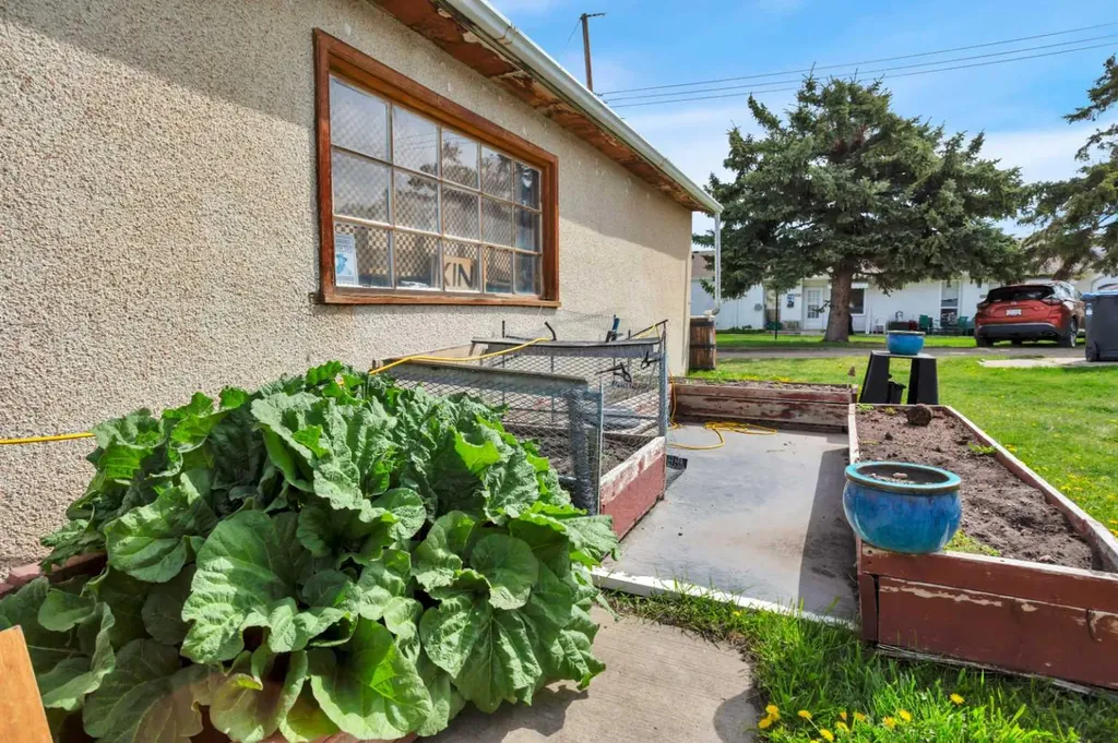 4727 48 Street Sylvan Lake AB T4S 1M9