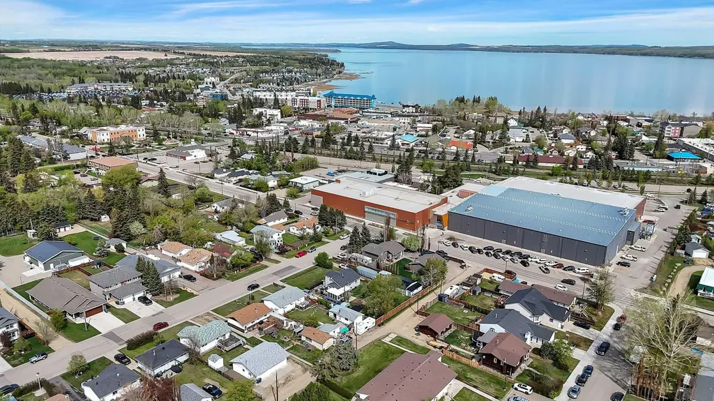4727 48 Street Sylvan Lake AB T4S 1M9