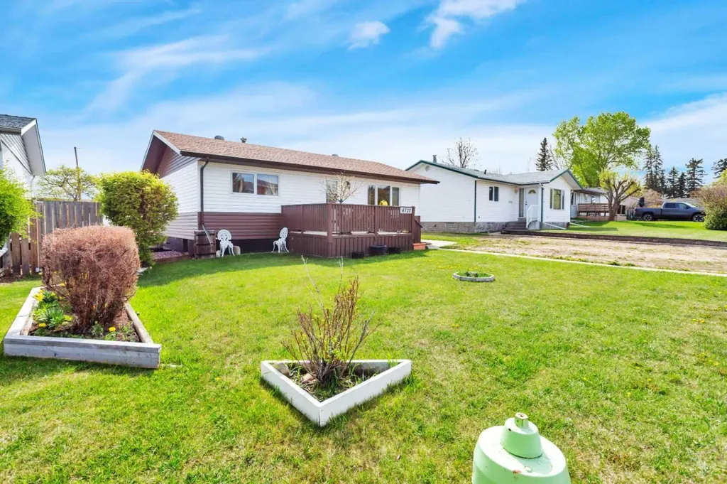 4727 48 Street Sylvan Lake AB T4S 1M9