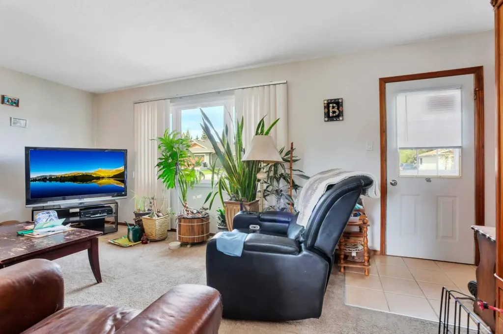 4727 48 Street Sylvan Lake AB T4S 1M9