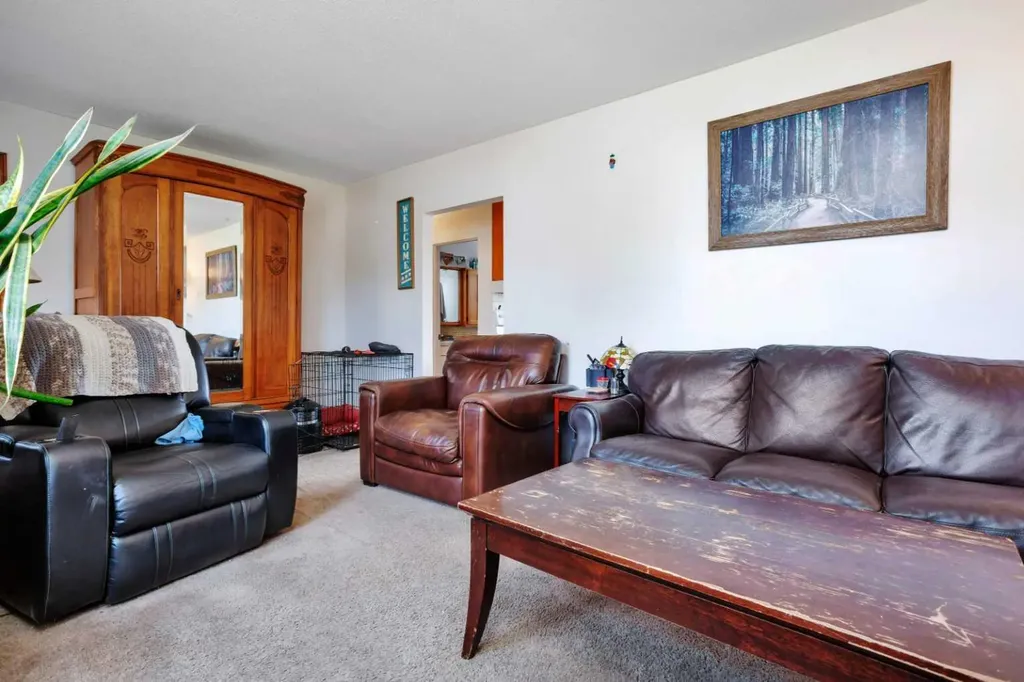 4727 48 Street Sylvan Lake AB T4S 1M9