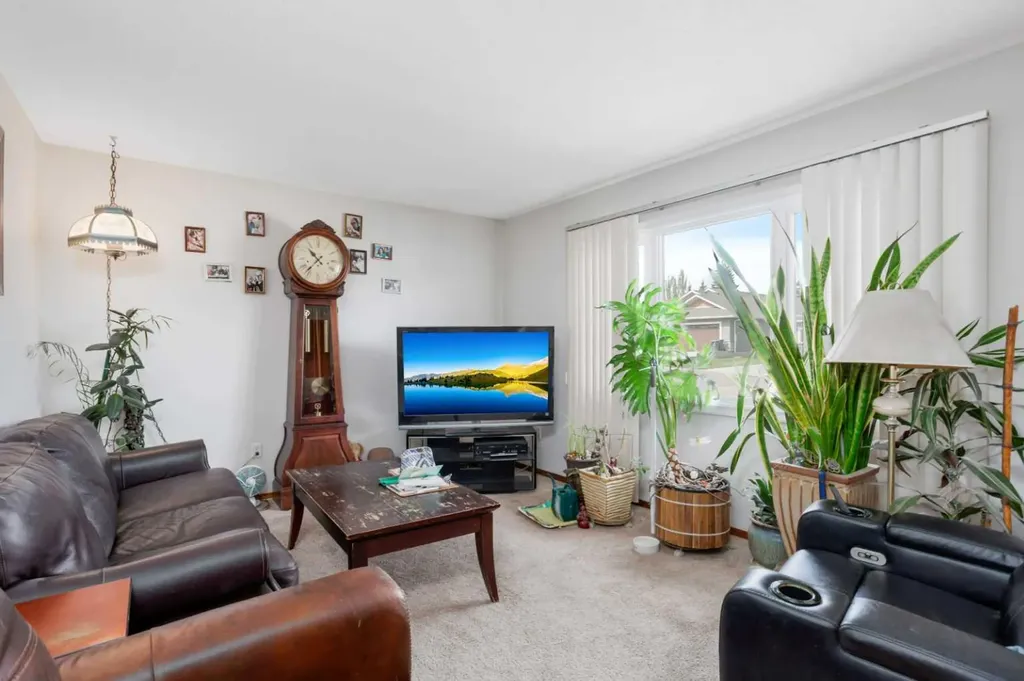 4727 48 Street Sylvan Lake AB T4S 1M9