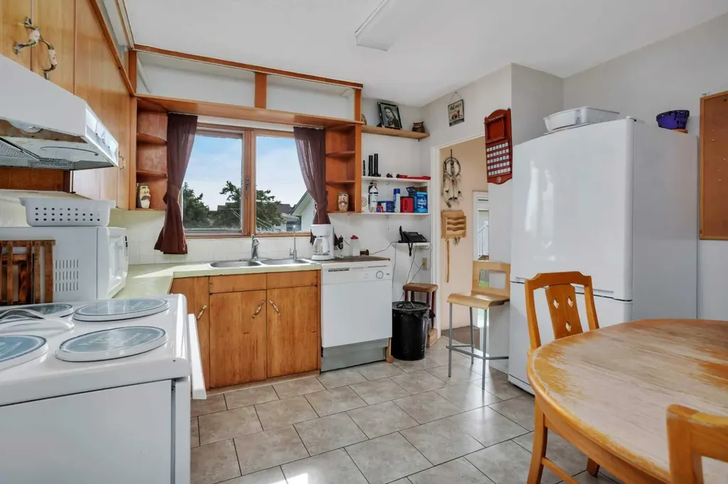 4727 48 Street Sylvan Lake AB T4S 1M9
