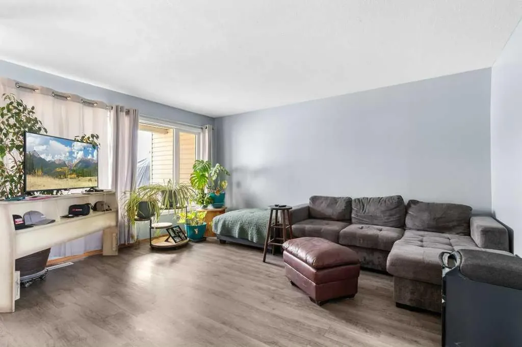 1816 26 Avenue Delburne AB T0M 0V0